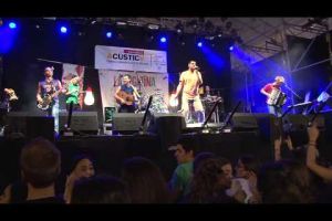 La Pegatina sacseja la Rambla de Figueres a l'Acústica 2013
