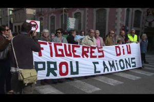 Veïns de Figueres tallen la circulació per reclamar que deixin de passar-hi tràilers