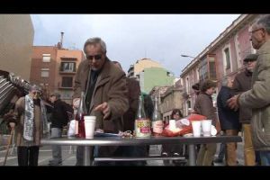 Vermut i música en el quart dijous de protesta contra els camions a Figueres