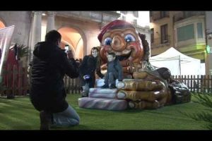 Tió solidari i les corals de Figueres amb la Marató de TV3