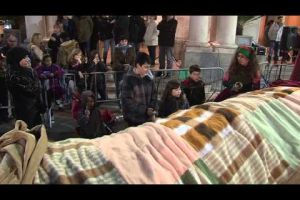 Centenars de nens i nenes fan cagar el nou tió solidari a Figueres