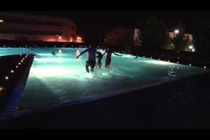 Bany nocturn amb espelmes a la piscina de Figueres