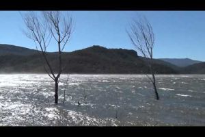 Onades a l'embassament de Darnius-Boadella