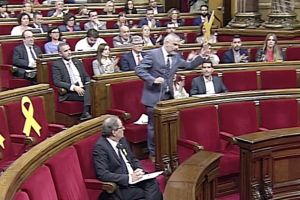 Carrizosa (C's) treu un llaç groc del Parlament i es nega a tornar-lo a posar