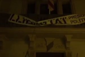 'Libera Gerona' estripen la pancarta de ''Llibertat presos polítics'' a l'Ajuntament de Palamós