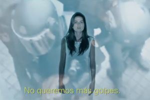 Judit Neddermann canta contra la violència policial de l'1-O en el seu darrer videoclip