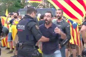 Els moments de tensió entre els detractors i partidaris de Felip VI als premis FPdGI