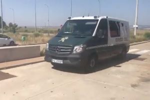 Carme Forcadell i Dolors Bassa arriben a la presó de Zuera
