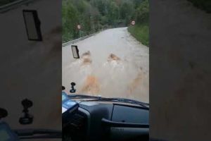 Un conductor d'autobús temerari desafia el desbordament del riu Ter