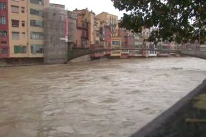 Espectacular crescuda de l'Onyar al seu pas per Girona