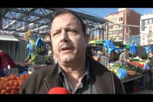 Els marxants participen en l'escultura Sant Jordi i el Drac a Figueres