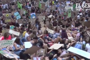 Més de 5.000 persones omplen els carrers de Girona en contra del canvi climàtic 