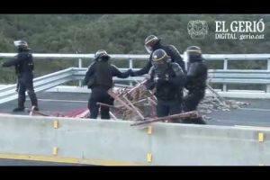 La policia francesa carrega contra els manifestants que tallen l'AP-7 al Pertús