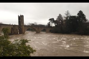 El Fluvià crescut pel temporal Glòria al seu pas per Besalú