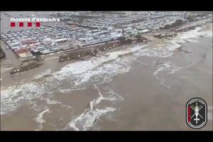 Vista aèria de la costa del Maresme i el final del Tordera castigats pel temporal Glòria