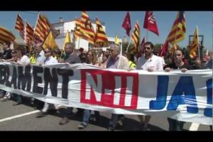 Tallen una hora la N-II a Bàscara per demanar-ne el desdoblament