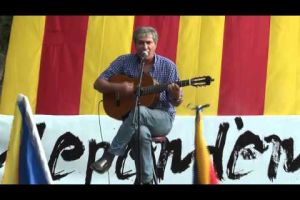 Santi Vendrell canta "L'estaca" a la Marxa cap a la Independència a la Jonquera