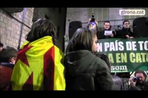 Un miler de gironins surten en defensa de l'escola en català