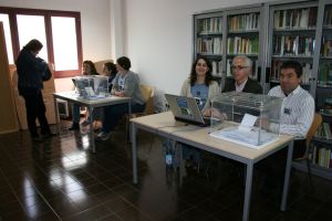 Un de tants llocs on es podia votar era el Centre Cívic Sant Narcís. A mig matí aquestes urnes es van anar omplint notablement.