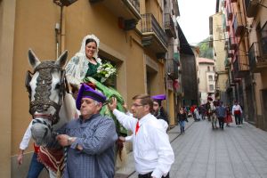 Els nuvis s'han passejat pel centre del poble a sobre d'uns caballs tal i com es feia fa segles