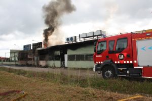 Efectius dels Bombers de la Generalitat treballant en l'extinció del foc de la nau industrial situada dins del terme municipal de Juià