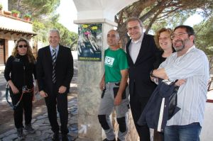 L'alcalde i representants del consistori així com el constructor de la renovada vida, Albert Gironès (al centre) durant la presentació de la reobertura