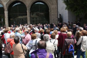 Un instant durant la cantada de cançons de muntanya que han fet els participants a l'exterior del Monestir de Ripoll