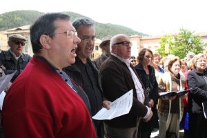 Un instant durant la cantada de cançons de muntanya que han fet els participants a l'exterior del Monestir de Ripoll