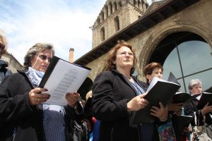 Un instant durant la cantada de cançons de muntanya que han fet els participants a l'exterior del Monestir de Ripoll