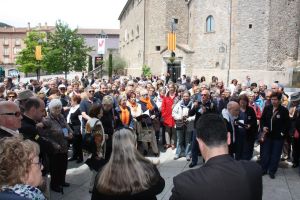 Un instant durant la cantada de cançons de muntanya que han fet els participants a l'exterior del Monestir de Ripoll