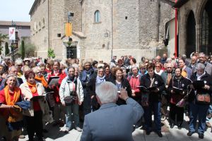 Un instant durant la cantada de cançons de muntanya que han fet els participants a l'exterior del Monestir de Ripoll