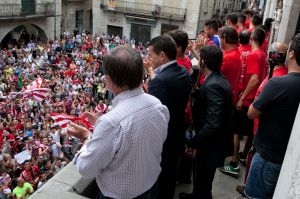 Jugadors i directiva damunt del balcó de l'Ajuntament de Girona