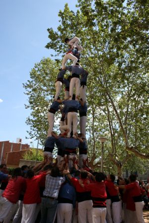 Moment en que l'anxaneta està a punt de carregar el castell.