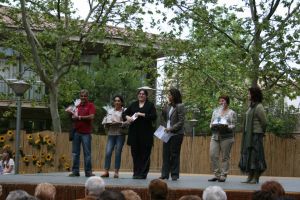 Es mostra el moment en que la Iolanda Pineda dóna per finalitzada l’entrega de premis a les flors més belles de la “10ena Exposició de flors de les Bernardes ”