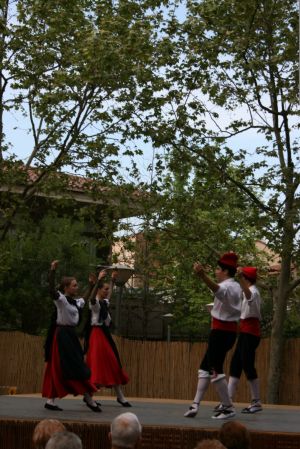 Un altre grup ballant una dansa similar a les sardanes.