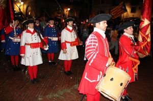 Actors vestits com La Coronela han actuat al Fossar de les Moreres.