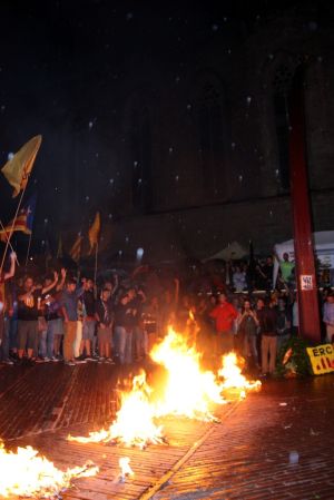 Membres d'ERC han apagat les torxes al terra del Fossar de les Moreres (Barcelona)