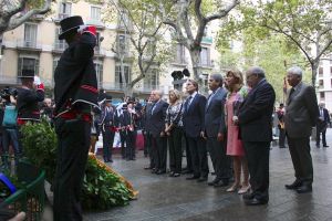 El president, Artur Mas, acompanyat de la vicepresidenta del Govern, Joana Ortega i diversos consellers cantant 'Els Segadors' davant de l'estàtua de Rafael Casanova a Barcelona