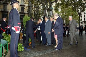 El president, Artur Mas, acompanyat de diversos membres del Govern, fent l'ofrena floral a l'estàtua de Rafael Casanova a Barcelona