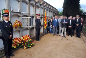Un moment de l'acte de la tradicional ofrena floral a la tomba del president Josep Irla, al cementiri de Sant Feliu de Guíxols