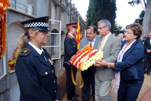 Eudald Casadesús fa l'ofrena floral acompanyat del director dels serveis territorials de Cultura, Antoni Baulida, i la de Benestar Social i Família, Montserrat Roura.