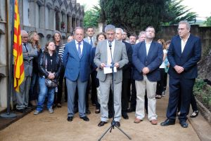 Un instant de l'acte de la tradicional ofrena floral a la tomba del president Josep Irla, al cementiri de Sant Feliu de Guíxols, durant el discurs del delegat del Govern.