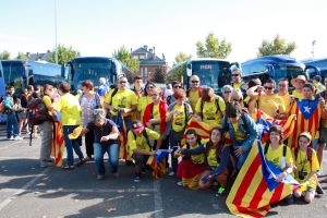 Un grup de lleidatants amb estelades i la samarreta groga, abans de pujar a l'autocar a l'aparcament del Camp d'Esports per anar cap a la Via Catalana