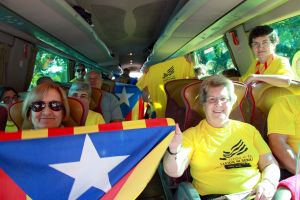Lleidatants animats a dalt d'un autocar amb senyeres estelades i samarretes grogues a punt d'empendre el camí cap a la Via Catalana