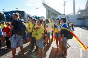 Un grup de lleidatants amb estelades i la samarreta groga, abans de pujar a l'autocar a l'aparcament del Camp d'Esports per anar cap a la Via Catalana