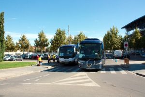 Imatge general de l'aparcament del Camp d'Esports amb els autocars sortint cap a la Via Catalana