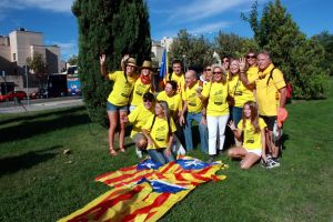 Un grup de lleidatants amb estelades i la samarreta groga, abans de pujar a l'autocar a l'aparcament del Camp d'Esports per anar cap a la Via Catalana