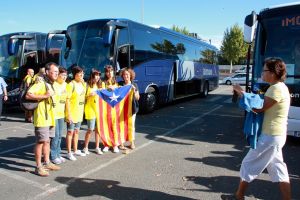 Un grup de lleidatants amb estelades i la samarreta groga, abans de pujar a l'autocar a l'aparcament del Camp d'Esports per anar cap a la Via Catalana