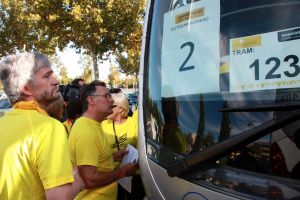 Lleidatans fent cua per pujar a l'autocar per anar cap a la Via Catalana
