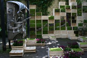 Una escultura, que es troba tot l'any en aquest interior, acompanyada d'una creativa disposició de les flors.